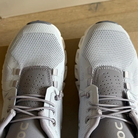 EUC on cloud 5 heather/fossil size 5.5 with original box and extra laces - Picture 9 of 16
